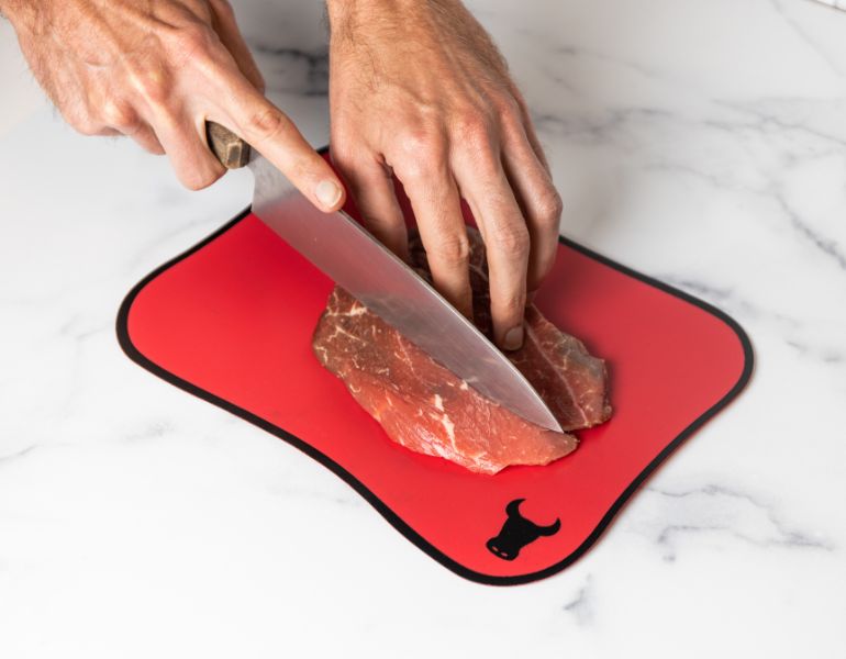 024871.jpg Slicing beef on a color-coded cutting board. Photo taken 04-02-21