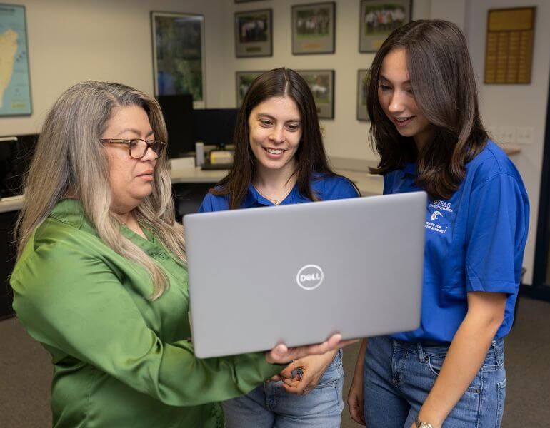 031928.jpg Aghane Antunes (left, green shirt), Laura Almendra-Martín (middle) and Sarah Daly (right) working in the Agricultural and Biological Engineering (ABE) Center for Remote Sensing Lab. Photo taken 03-29-24